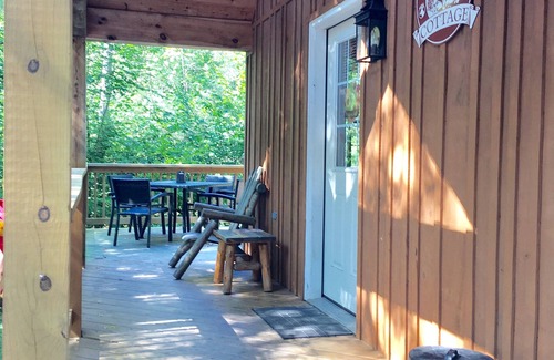 Cocolamus Cabin | Relaxing Getaway-Enjoy a hot tub in the woods