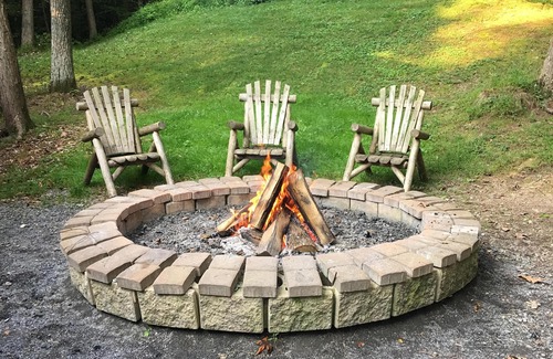 Cocolamus Cabin | Relaxing Getaway-Enjoy a hot tub in the woods