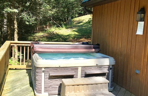 Cocolamus Cabin | Relaxing Getaway-Enjoy a hot tub in the woods