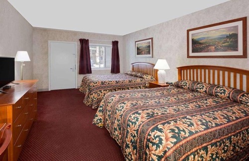 Traverse City Hotel | Relaxing Getaway at Knights Inn Traverse City! 3 Convenient Units, Free Parking