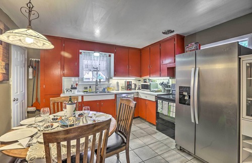 Golden House | Relaxing Golden Getaway w/Grill < 1 Mi to Town!
