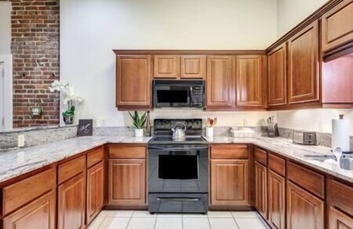 Downtown Apartment | Relaxing Historic Downtown Loft w/gated parking