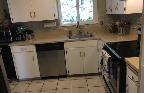 West Linn House | Relaxing Home West Linn Fencd Yard Walk to Restaurants 20 Min Dtown Portland Pet