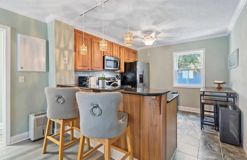 McCutcheon Field Condo | Relaxing Oceanfront Condo with Private Balcony + Linens Included