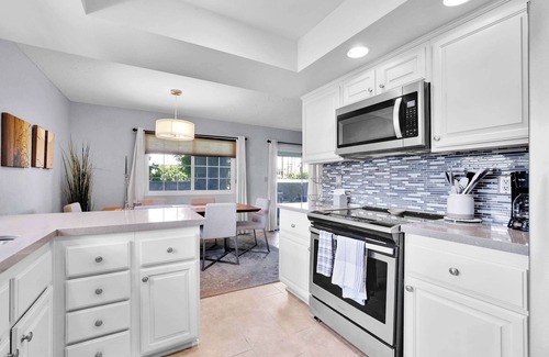 Palm Springs Apartment | Relaxing Palm Springs Condo with Pool Access