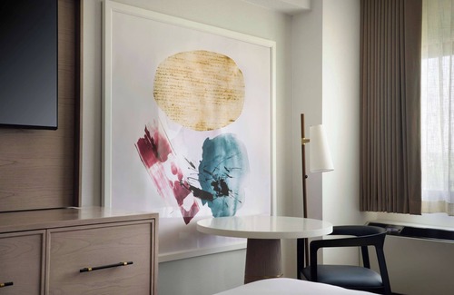 White Plains Hotel | Relaxing Pet Friendly King Room w/Easy Train Ride to New York City