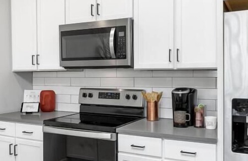 Madison Apartment | |relaxing retreat| great location|Pool&Gym