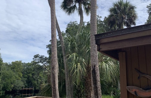 Inglis House | Relaxing Riverfront Retreat