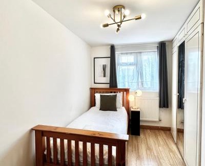 East Acton House | Relaxing Room in Spacious House