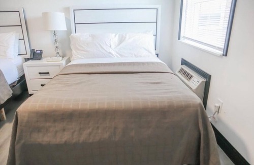 Ronks Hotel | Relaxing Room near Dutch Wonderland – Parking on Premises