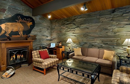 Port Angeles Hotel | Relaxing Stay! 4 Relaxing Units, Pool, Pets Allowed, Near Ted's Tree Park!