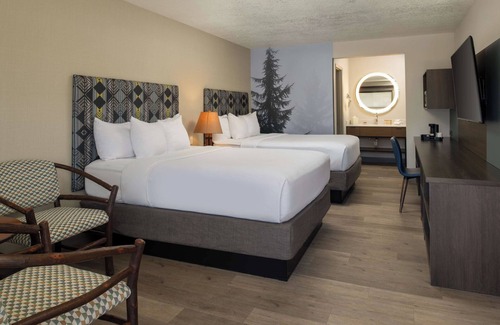 Port Angeles Hotel | Relaxing Stay! 4 Relaxing Units, Pool, Pets Allowed, Near Ted's Tree Park!