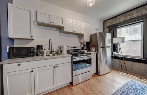 Lower East Side Apartment | Relaxing Stay Near DT | Near Lakefront & Culture