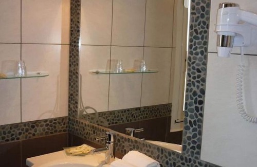 Sanary-sur-Mer Hotel | Relaxing Stay with Garden Access and Private Parking - Family Friendly