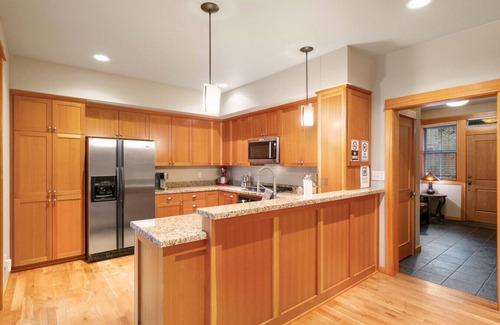 Sunriver Apartment | Relaxing Sunriver Retreat: Hot Tub, SHARC Passes, Golfing, Trails & Mt. Bachelor