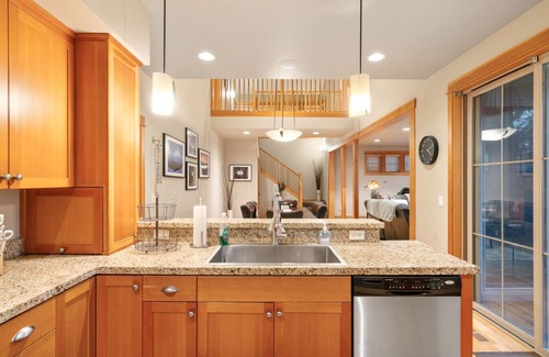 Sunriver Apartment | Relaxing Sunriver Retreat: Hot Tub, SHARC Passes, Golfing, Trails & Mt. Bachelor
