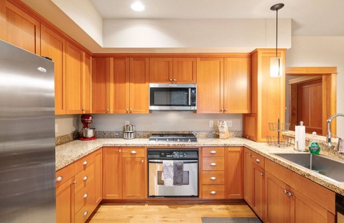 Sunriver Apartment | Relaxing Sunriver Retreat: Hot Tub, SHARC Passes, Golfing, Trails & Mt. Bachelor