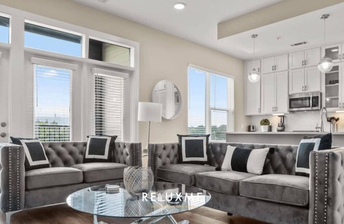Fourth Ward Apartment | Reluxme | 2BR Uptown High Rise w/King Beds & Pool