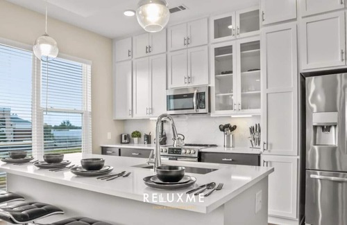 Fourth Ward Apartment | Reluxme | 2BR Uptown High Rise w/King Beds & Pool