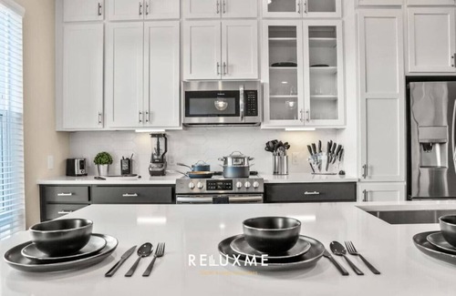 Fourth Ward Apartment | Reluxme | 2BR Uptown High Rise w/King Beds & Pool