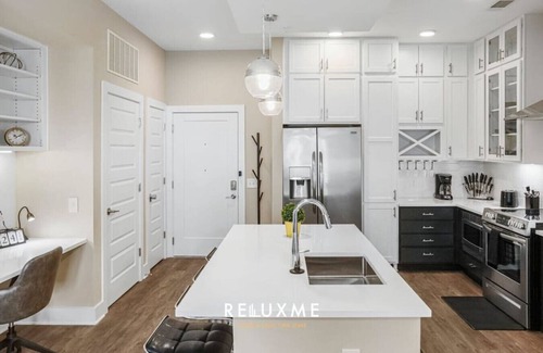 Fourth Ward Apartment | Reluxme | Uptown 2BR Condo w/King Beds & Parking