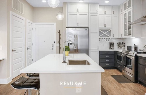 Fourth Ward Apartment | Reluxme | Uptown 2BR Condo w/King Beds & Parking