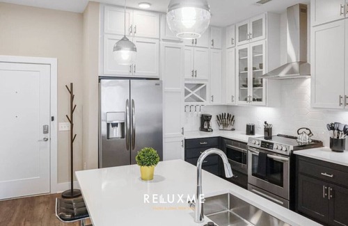 Fourth Ward Apartment | Reluxme | Uptown 2BR Condo w/King Beds & Parking