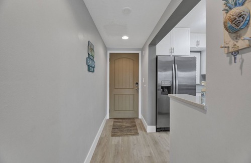Old Naples Condo | Remodeled 2/2 + Bonus Rm Condo - Waterfront in Downtown Naples - Covered Parking