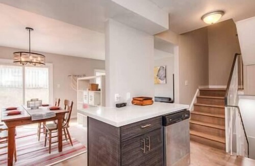 Victoria Hills House | Remodeled 5 beds home for Monthly & Longer Stay