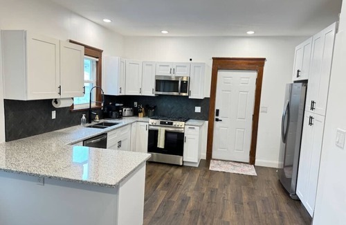 Lakewood House | Remodeled 5 min Walk to Bars/Food, 10 min to DT