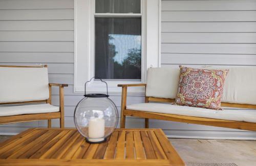 Bristol Apartment | Remodeled Apartment Blocks from Downtown Bristol