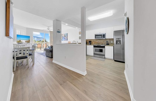 Fort Walton Beach Condo | Remodeled Beachfront 😎 Destin West Gulfside 🦀 Lazy River ⛱️⛱️ 7 Pools 🐠🐬⛵️