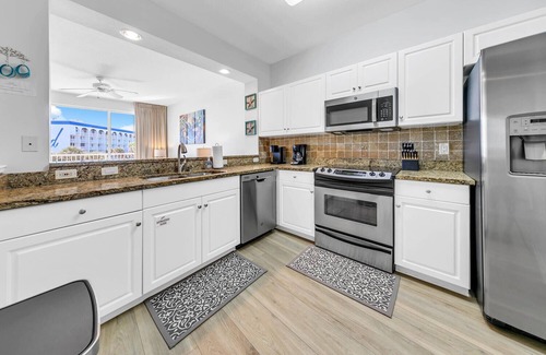 Fort Walton Beach Condo | Remodeled Beachfront 😎 Destin West Gulfside 🦀 Lazy River ⛱️⛱️ 7 Pools 🐠🐬⛵️