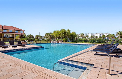 Pensacola Beach House | Remodeled beachside townhome w/Gulf views and pools - snowbirds welcome
