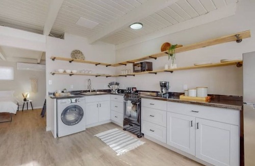 Pueblo Alto Apartment | Remodeled Courtyard Apt w/King Bed, In-Unit W&D