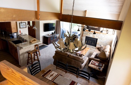 Mammoth Lakes Condo | Remodeled Cozy Retreat with creek view - Snowcreek 4 - TOML-CPAN-10380