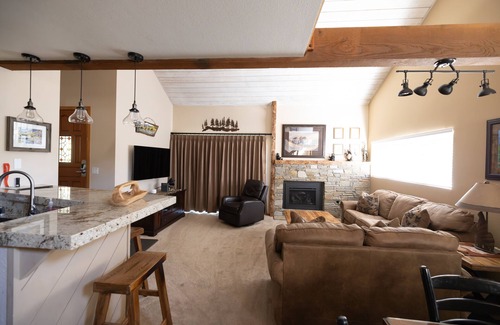 Mammoth Lakes Condo | Remodeled Cozy Retreat with creek view - Snowcreek 4 - TOML-CPAN-10380