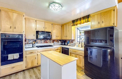 Crestline Cabin | Remodeled Crestline Cabin 1 Mile to Lake Gregory with Balcony Views