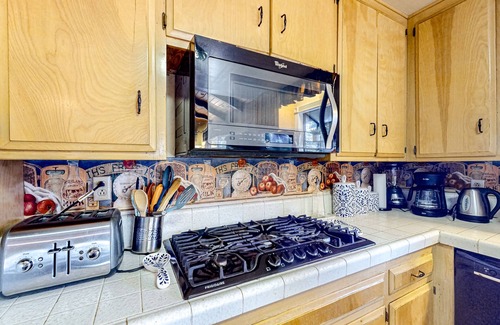 Crestline Cabin | Remodeled Crestline Cabin 1 Mile to Lake Gregory with Balcony Views