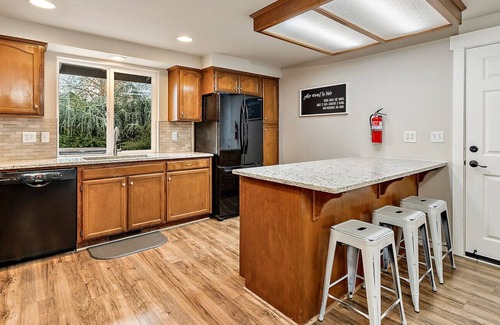 Medford House | Remodeled Home on 2 Acres Next to Lithia & Driveway Fields!