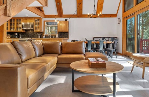 Brockway Apartment | Remodeled Lakeview Cabin for 10 HotTub