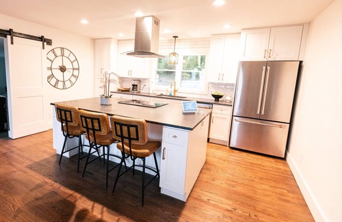 Highlands House | Remodeled Mountain Haven. 1.5 miles from Main Street. EV Charger at Home.