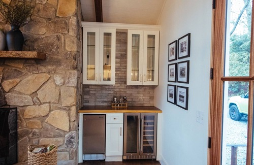 Highlands House | Remodeled Mountain Haven. 1.5 miles from Main Street. EV Charger at Home.