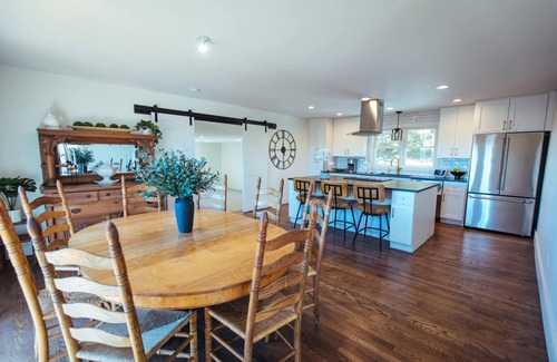 Highlands House | Remodeled Mountain Haven. 1.5 miles from Main Street. EV Charger at Home.