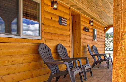 South Fork House | Remodeled, Mountain View Cabin w/Fireplace, Firepit & WiFi - Dogs Welcome