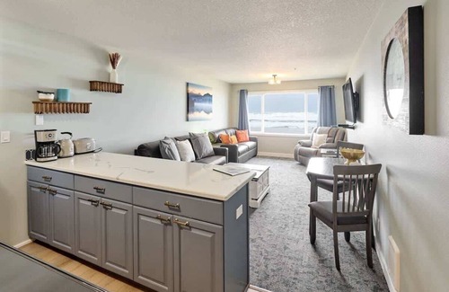 Lincoln City Condo | Remodeled Oceanfront Suite - Indoor Pool and Ocean Views!