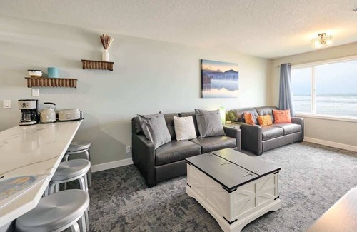 Lincoln City Condo | Remodeled Oceanfront Suite - Indoor Pool and Ocean Views!