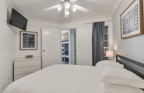 Galveston House | Remodeled Oceanside Retreat