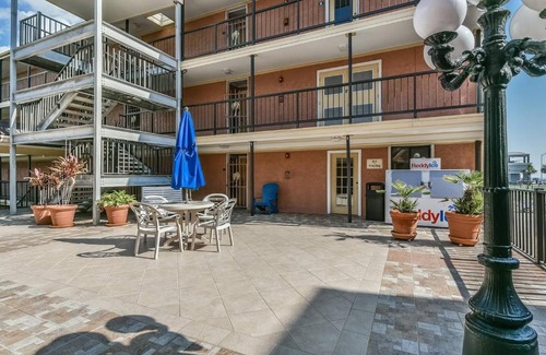 Galveston House | Remodeled Oceanside Retreat