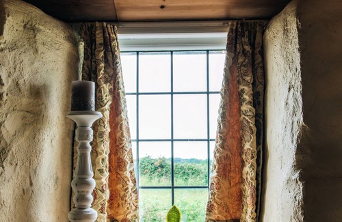 Redruth Cottage | Remote Cottage with Woodburner Surrounded by Farmland